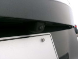 後方の映像をモニターに映し出し、駐車や後退時の安全をサポート。ガイドライン表示で距離感を把握しやすく、夜間や狭い場所でも安心して操作できる便利なカメラです