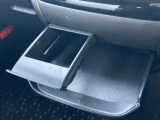 グローブボックスです!上下にスペースがあり、車検証や小物を収納可能です