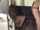 後席も余裕の広さ!ゆったりくつろげます!!