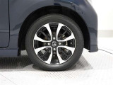 純正アルミホイールを装備、タイヤサイズは155/65R14です。