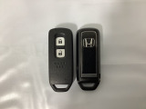スマートキーを装備しています。鍵を差し込むことなくドアロックの開け閉めと、スタートボタン操作でのエンジンスタートができます。スペアキーも同じものを用意しております。