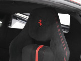 ヘッドレストにはRossoカラーの刺繍により跳ね馬がデザインされております。