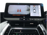 パノラミックビューモニター装備!トップビュー&フロントビュー・車両に取り付けたフロント、サイド、バックカメラの映像を合成して画面上に表示させることで、低速時の運転を補助する装置です。