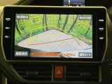 【バックカメラ】駐車時に後方がリアルタイム映像で確認できます。大型商業施設や立体駐車場での駐車時や、夜間のバック時に大活躍!運転スキルに関わらず、今や必須となった装備のひとつです!