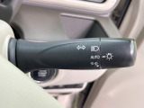 【オートライト】周りの明るさに応じて自動でヘッドライトの点灯・消灯ができる機能です!ライトの付け忘れ・消し忘れなどが無くなり、雨の日や夕方の走行も安心!トンネル通過時も便利ですね♪