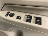 ハンドルの右側に電動格納付きパワーミラーの操作スイッチがついています。左右のサイドミラーの角度調節も微調整ができて便利です。パワーウインドウは運転席でドア4枚とも上下の操作ができるようになっています。