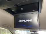 【ALPINE後席モニター(フリップダウンモニター)】後部座席からも、DVDや映画・ライブ映像など様々な動画が楽しめドライブが退屈しません!※機種によって接続できる映像が異なります。