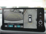 【マルチビューカメラシステム】車両の前後と左右のドアミラーに搭載した計4台のカメラで映します。前方左右を幅広く見渡す視界や、自車を上空から見下ろしたような視界など、合計8種類のビューを設定。