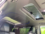 【サンルーフ】開放感たっぷりの希少装備、サンルーフが装着されています!車内に明かりを取り入れたり景色を楽しむ以外にも、車内の空気も簡単に換気できて快適です!