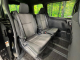 後部座席も気になるようなキズ・汚れやへたり等、大きなダメージはなく、良好な状態です。