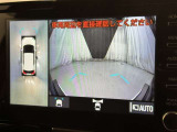パノラミックビューモニターシステムが付いているので車の上から見た映像が確認できますよ。 一目で車両周辺の情報を確認できますが、直接安全をご確認下さい。