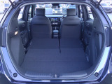 リアシートを倒せば広々荷室の出来上がり♪アレンジ次第でさまざまな荷物が積み込めますよ。