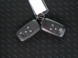 電子キーをポケットやカバンに入れているだけで、ドアの開錠・施錠が行えます。荷物を抱えていてもラクラク開閉です。エンジン始動も行えます。