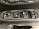ハンドルの右側に電動格納付きパワーミラーの操作スイッチがついています。左右のサイドミラーの角度調節も微調整ができて便利です。パワーウインドウは運転席でドア4枚とも上下の操作ができるようになっています。