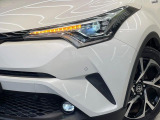 【LEDヘッドライト】悪天候や夜間走行時も良好な視界を確保し安心して運転できる高輝度LEDヘッドライトを装備!点灯速度が早く、消費電力も抑えられています。