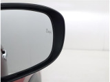 隣車線を走る車両をレーダーで検知し、ドアミラーでは確認しにくい後側方エリアに存在する車両に加え、急接近してくる車両も検知します。車両を検知するとドアミラーに搭載されたLEDインジケーターが点灯します。