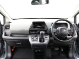 操作性に優れた運転席となります!小物入れや各ボタンの配置にこだわり、使いやすいです!座り心地もよく視認性も良好なのでロングドライブもお任せ下さい!