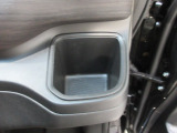 運転席側の手の届きやすい位置にもドリンクホルダーが付いています。