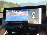 【パノラミックビューモニター】専用のカメラにより、上から見下ろしたような視点で360度クルマの周囲を確認することができます☆死角部分も確認しやすく、狭い場所での切り返しや駐車もスムーズに行えます。