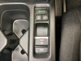 セレクトレバーの下に電子制御パーキングブレーキがあります。スイッチひとつで、停車した地点の傾斜などをシステムが検知・判断してブレーキ力を自動的に最適制御し、しっかり停車できるパーキングシステムです。