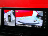 空から見下ろすような視点で、スムースな駐車と安全確認をサポートします。