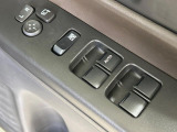 【電動格納ミラー】サイドミラーは電動格納式となっており、狭い駐車場でもキズがつくリスクを抑えられます。
