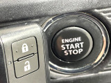 【キーレススタートシステム】カバンやポケットに入れたままでもドアの施錠・解錠が可能なスマートキーを装備。エンジンのオン・オフ時もカギを取り出す必要が無いからとっても便利です♪