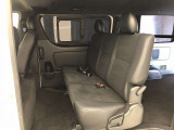【後部座席】も当然、綺麗・清潔に仕上げております。内装の綺麗なお車は気持ちが良いですし、コンディションのいい車が多いです。これもオススメの1台です。