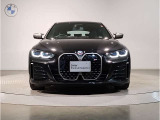 【BMWの伝統】BMWの特徴的な&ldquo;キドニーグリル&rdquo;は、80年以上続く伝統の形でございます。変わらないこだわりのデザインが、プレミアムブランド&ldquo;BMW&rdquo;を創り出します。