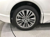 純正19インチアルミホイール装備。