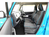 ベンチシートで運転席から助手席への移動もスムーズです!