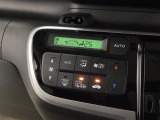 セレクトレバーの左側にプラズマクラスター付き・オートエアコンがついてますので、簡単操作で快適に過ごせます。リア熱線のスイッチの中に、雪道に対応したサイドミラーヒーターも入っています。