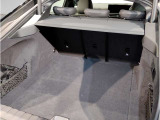 【トランクルーム】全面をファブリック処理し荷物に傷がつくのを防ぎます。ラゲージルーム照明を装着。背もたれをほぼ水平まで倒すことが出来ます。大きな荷物の収納にも便利です。