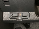 ハンドルの左下にETCがついています。高速道路の料金所の通過も楽々です。 カードの取り出しもしやすい場所についています。