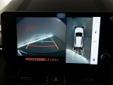 【全周囲モニター】車を上空から見下ろしたような映像をカーナビ画面に映し出し、車庫入れや縦列駐車をサポートしてくれます。