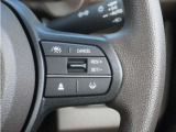 【アダプティブクルーズコントロール】ステアリングのスイッチを操作するとミリ波レーダーで先行車との距離を測定。設定を適切に保ちながら加速・減速、さらに停止まで自動に追従します。