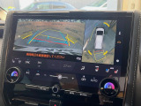 【パノラミックビューモニター】専用のカメラにより、上から見下ろしたような視点で360度クルマの周囲を確認することができます☆死角部分も確認しやすく、狭い場所での切り返しや駐車もスムーズに行えます。