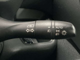 【オートライト】車のセンサーが周囲の明るさを感知し、自動でヘッドライトを点灯・消灯する機能です。この機能は夕暮れ時の交通事故が多い時間帯の安全性を高めてくれます。