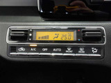 オートエアコンです。車内を設定温度に保ち、快適空間をキープします。