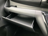 助手席前にも小物入れがあります。