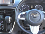 ステアリングには様々なスイッチが付いておりますので運転しながらの操作も楽ちんです♪
