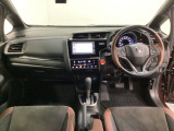 車内は光触媒抗菌消臭施工済です。インパネ周りはスタイリッシュなデザインです。グローブボックスやカップホルダーのほかにトレーなどたくさんの収納スペースが付いています。