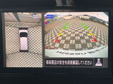 アラウンドビューモニター。前後左右の4つのカメラで車を上から見たような映像をナビ画面に映すので人や物を確認できとても安全です。