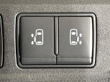 【両側パワースライドドア】スマートキーや運転席のスイッチで後席両側スライドドアの開閉が可能♪電動だから力を入れてドアを開ける必要が無く、小さなお子様でも簡単に開け閉めでき快適です♪