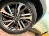 【純正○○インチアルミホイール】外観にマッチした純正アルミホイールを装着しております。各種社外アルミホイールや、スタッドレスタイヤも取扱いしております。是非ご相談ください♪