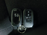スマートキー付!キーを取り出さなくてもドアロックの施錠・開錠、エンジンの始動が出来ます!雨の日や荷物の多い日にとても便利ですね♪