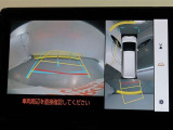 パノラミックビューモニター付きです。車両を上から見たような映像をモニター画面に表示。運転席からの目視では見にくい、車両周辺の状況をリアルタイムでしっかり確認できます。
