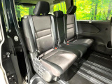 後部座席も気になるようなキズ・汚れやへたり等、大きなダメージはなく、良好な状態です。