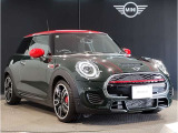 MINIのフロントグリルのデザインはイギリスで生まれた当初から、シルバーのサイドバーが折り重なった伝統的なデザインで御座います。その伝統はBMWのお車になってからでも少しずつ形を変えて守られております