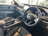 ステアリングを握ればJeepワールドが目の前に広がります。